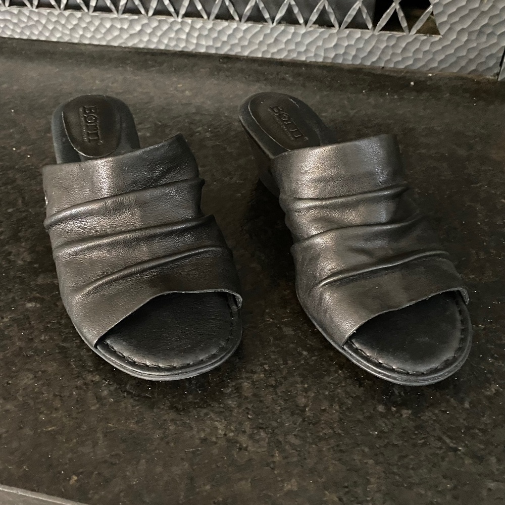 Born Slides Size 8 Black (Fit like 7 1/2)